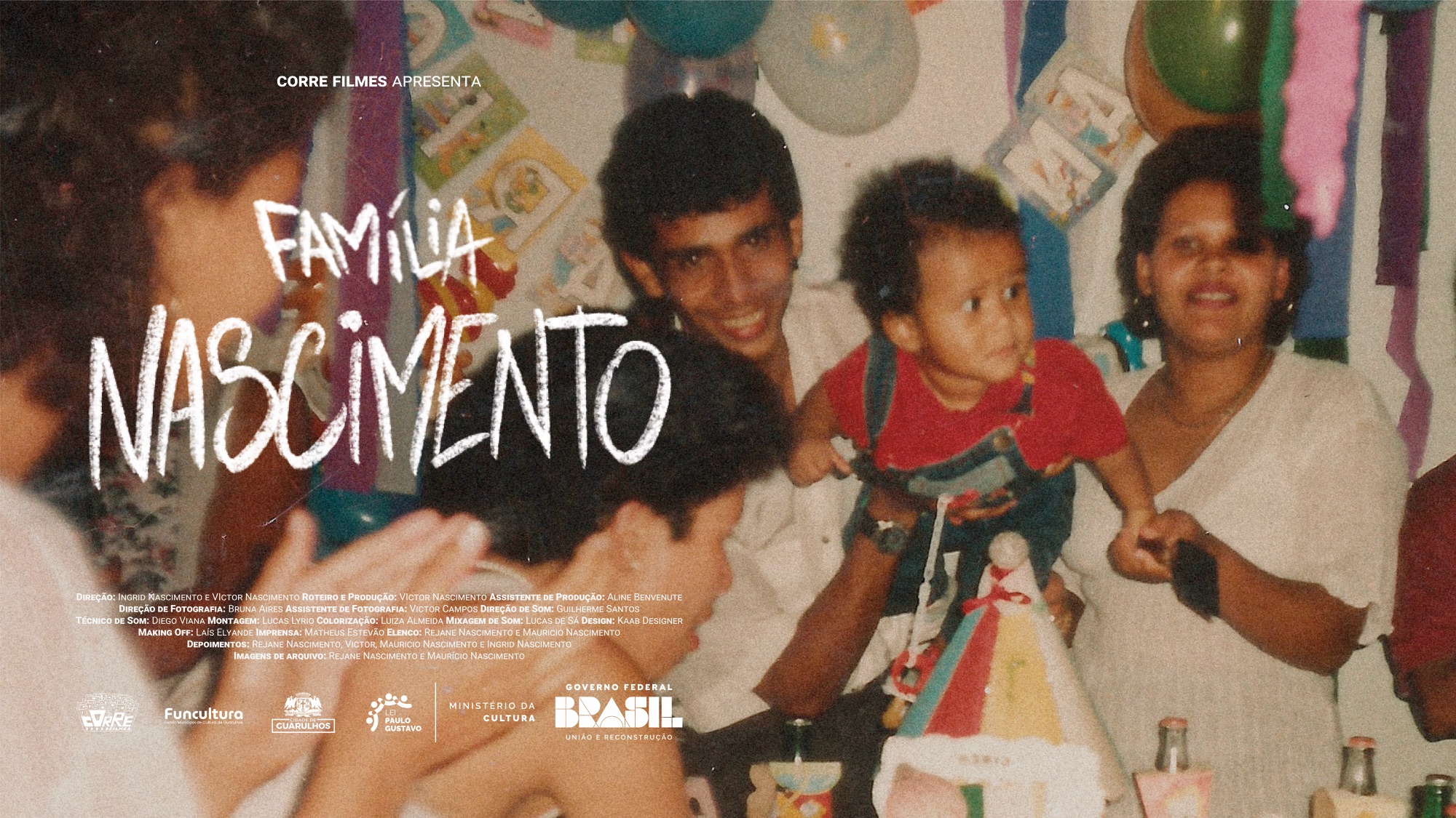 Cartaz de Família Nascimento, com uma fotografia de família em uma festa de aniversário, título e créditos do documentário.