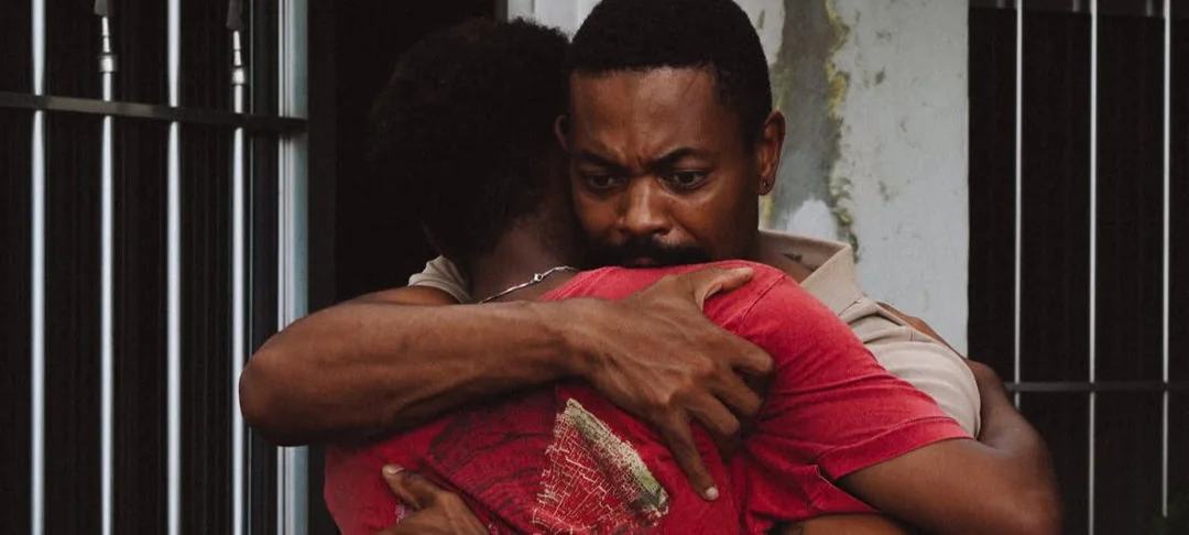 Cena do filme Zebra: abraço entre pai e filho.
